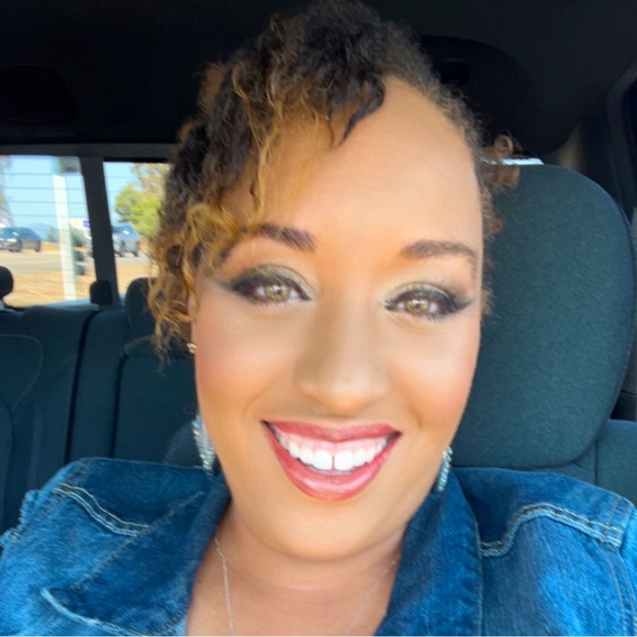 Meet your Posher, Lenore - Picture 1 of 2